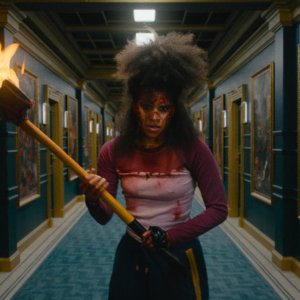 Ti uccideranno: Zazie Beetz con una torcia pronta a difendersi