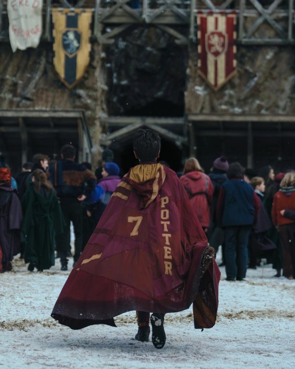 Harry Potter, la serie HBO Max cambia logo e tuniche agli studenti di Hogwarts: i fan sono divisi