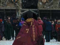 Harry Potter, la serie HBO Max cambia logo e tuniche agli studenti di Hogwarts: i fan sono divisi