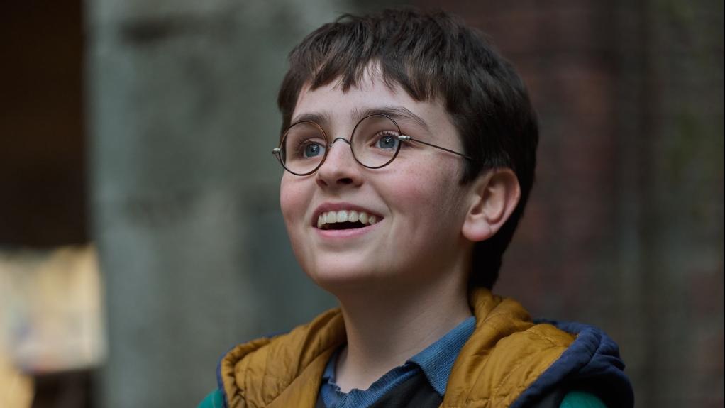 Un primo piano del nuovo Harry Potter, interpretato da Dominic McLaughlin