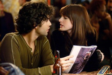 Adrian Grenier e Anne Hathaway ne Il diavolo veste Prada