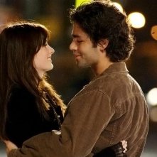 Il diavolo veste Prada: l'abbraccio tra Anne Hathaway e Adrian Grenier