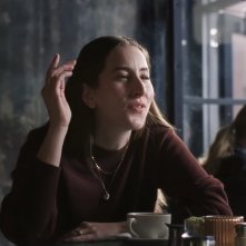 The Drama - Un segreto è per sempre: Alana Haim in un frame