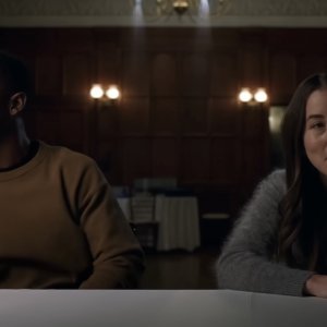 The Drama - Un segreto è per sempre: Mamoudou Athie e Alana Haim in una scena