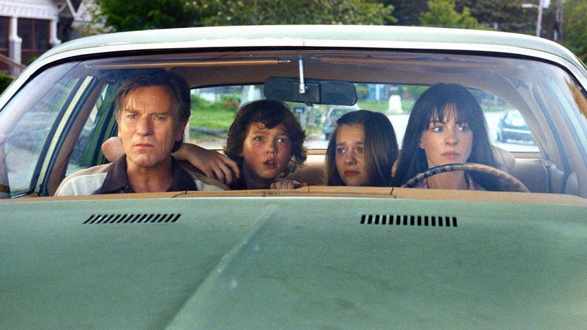 anne hathaway in fuga dai dinosauri che cosa sappiamo sul nuovo thriller di jj abrams