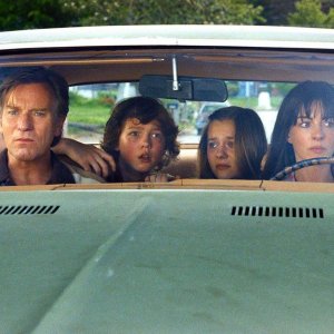 La fine di Oak Street: Anne Hathaway e Ewan McGregor coi loro figli in macchina