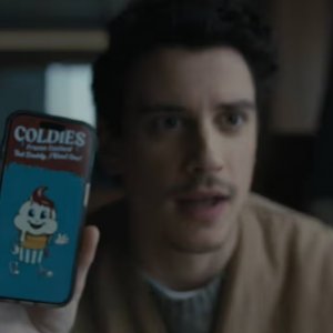 Something Very Bad Is Going To Happen: Adam DiMarco mostra una scatola di gelati Coldies