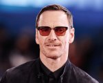 Michael Fassbender elegantissimo nella prima immagine di Kennedy, nuova serie Netflix