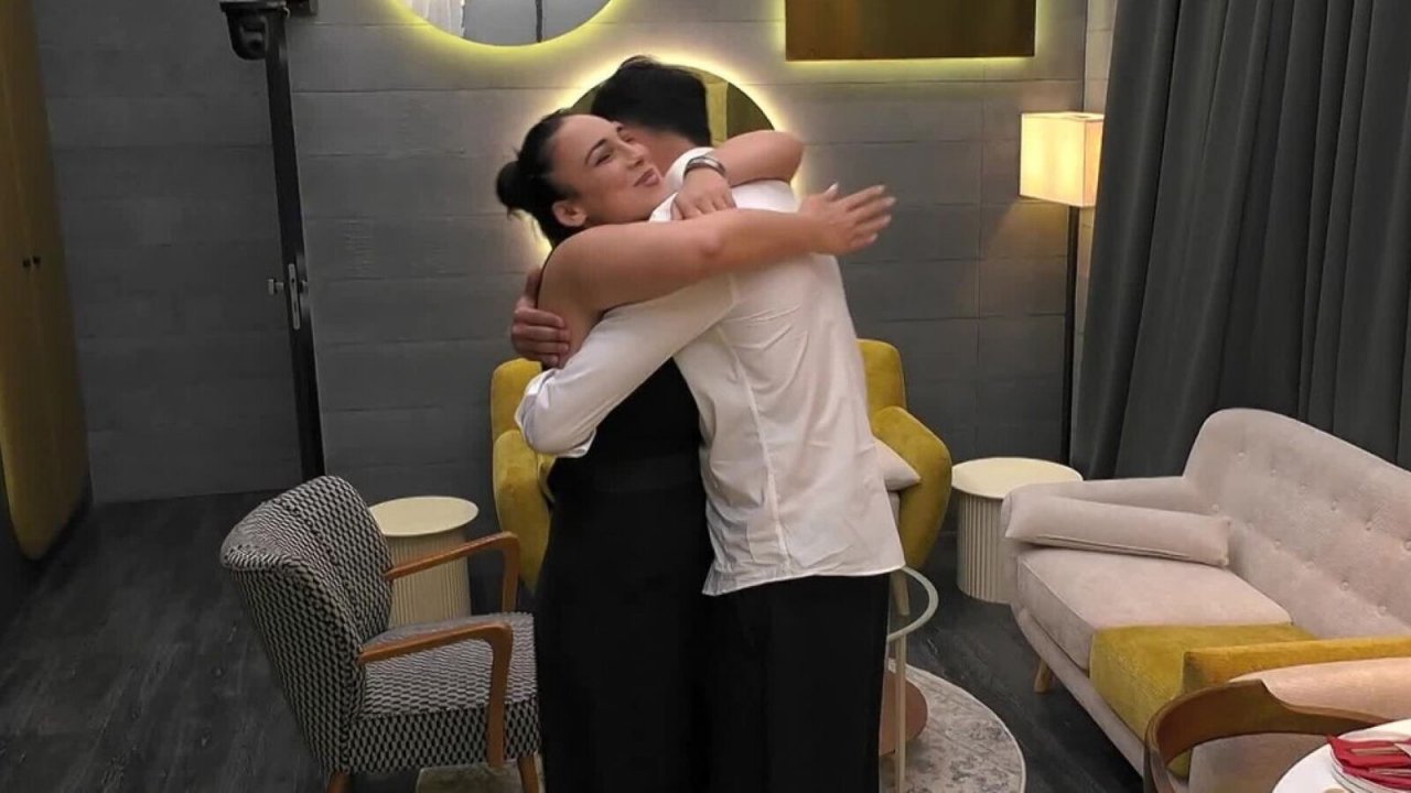 “Mi fai stare bene”: Francesca Manzini si dichiara al GF Vip ma Raimondo Todaro non risponde