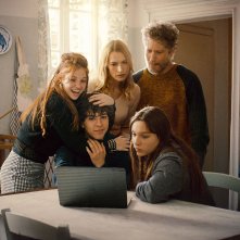 Non abbiam bisogno di parole: il cast in una scena