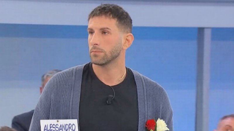 Uomini e Donne: Alessandro lascia lo studio, Debora cerca di rubargli la scena