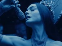 Anne Hathaway è una popstar in crisi nel nuovo inquietante trailer di Mother Mary