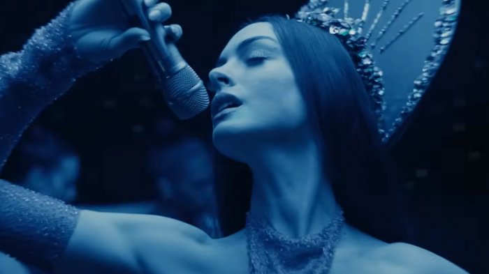 Anne Hathaway è una popstar in crisi nel nuovo inquietante trailer di Mother Mary
