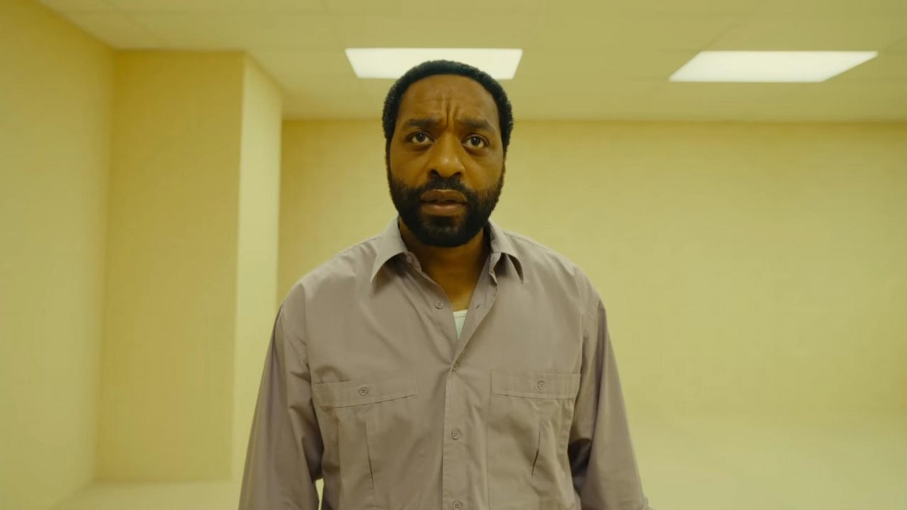 Chiwetel Ejiofor in una scena di Backrooms