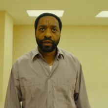 Backrooms: Chiwetel Ejiofor in una scena