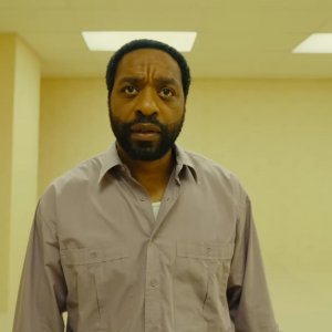 Backrooms: Chiwetel Ejiofor in una scena