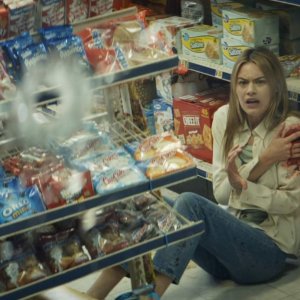 Night of the Hunted - La caccia: Camille Rowe braccata nel mini market