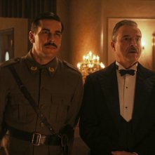 A cena con il dittatore: Alberto San Juan e Mario Casas in un scena