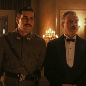 A cena con il dittatore: Alberto San Juan e Mario Casas in un scena