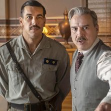 A cena con il dittatore: Alberto San Juan e Mario Casas in un scena