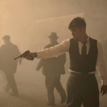 Alla Festa della Rivoluzione: Riccardo Scamarcio impugna la pistola