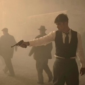 Alla Festa della Rivoluzione: Riccardo Scamarcio impugna la pistola