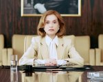 La donna più ricca del mondo: la giornata indaffarata di Isabelle Huppert nella clip esclusiva