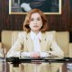La donna più ricca del mondo: la giornata indaffarata di Isabelle Huppert nella clip esclusiva
