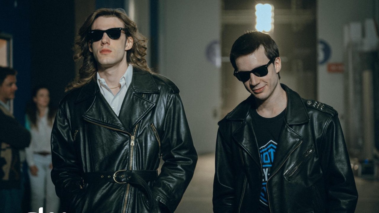 Nord Sud Ovest Est - La leggendaria storia degli 883, i due protagonisti in una scena