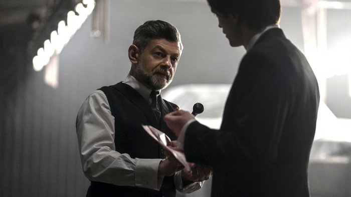 The Batman 2, Andy Serkis anticipa il ritorno 'commovente' di Alfred: 'Sarà un film emotivo'