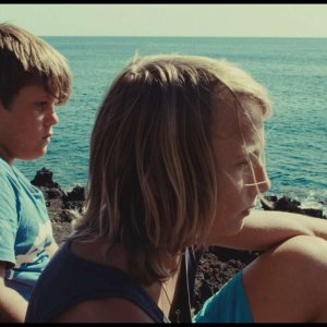 Sciatunostro: i due protagonisti Ettore e Giovanni guardano il mare