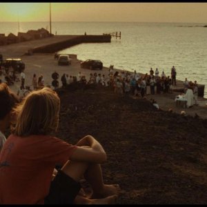 Sciatunostro: Ettore e Giovanni osservano gli abitanti di Linos da una collinetta