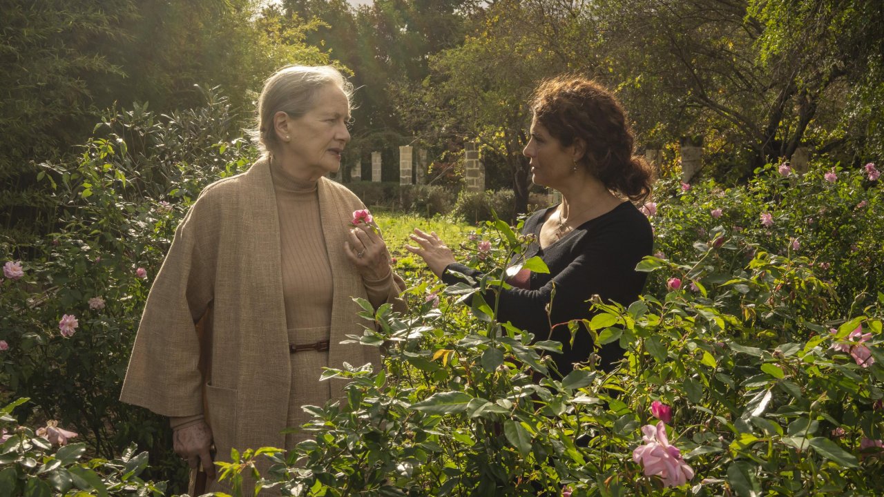 Dominique Sanda e Celeste Casciaro in giardino