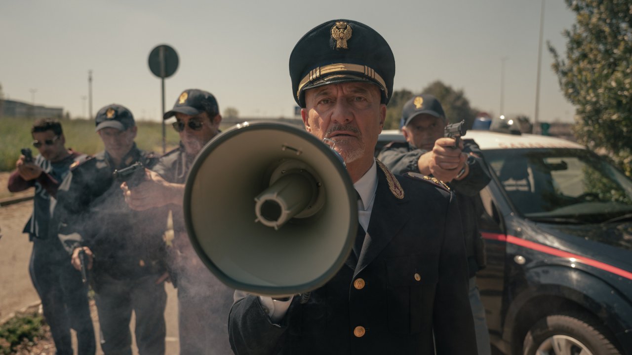 Claudio Bisio è il protagonista della fiction nei panni del commissario Vasco Benassi