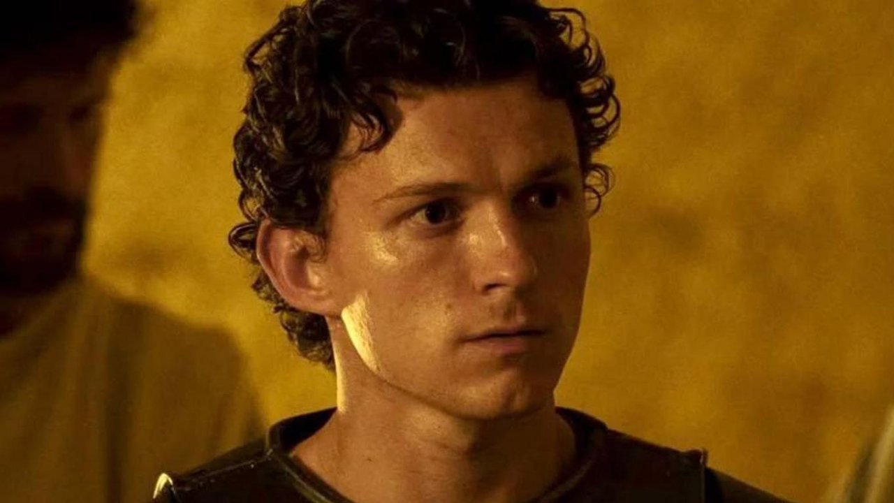 Un primo piano di Tom Holland in Odissea