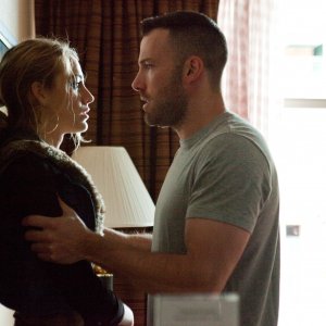 Blake Lively con un minaccioso Ben Affleck in The Town (2010)