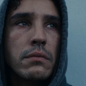 Il sentiero dei fantasmi: Adam Bessa in un frame