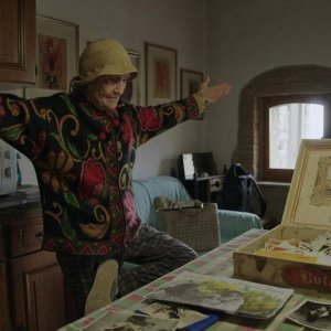 Tatti, paese di sognatori: un'abitante di Tatti pratica yoga