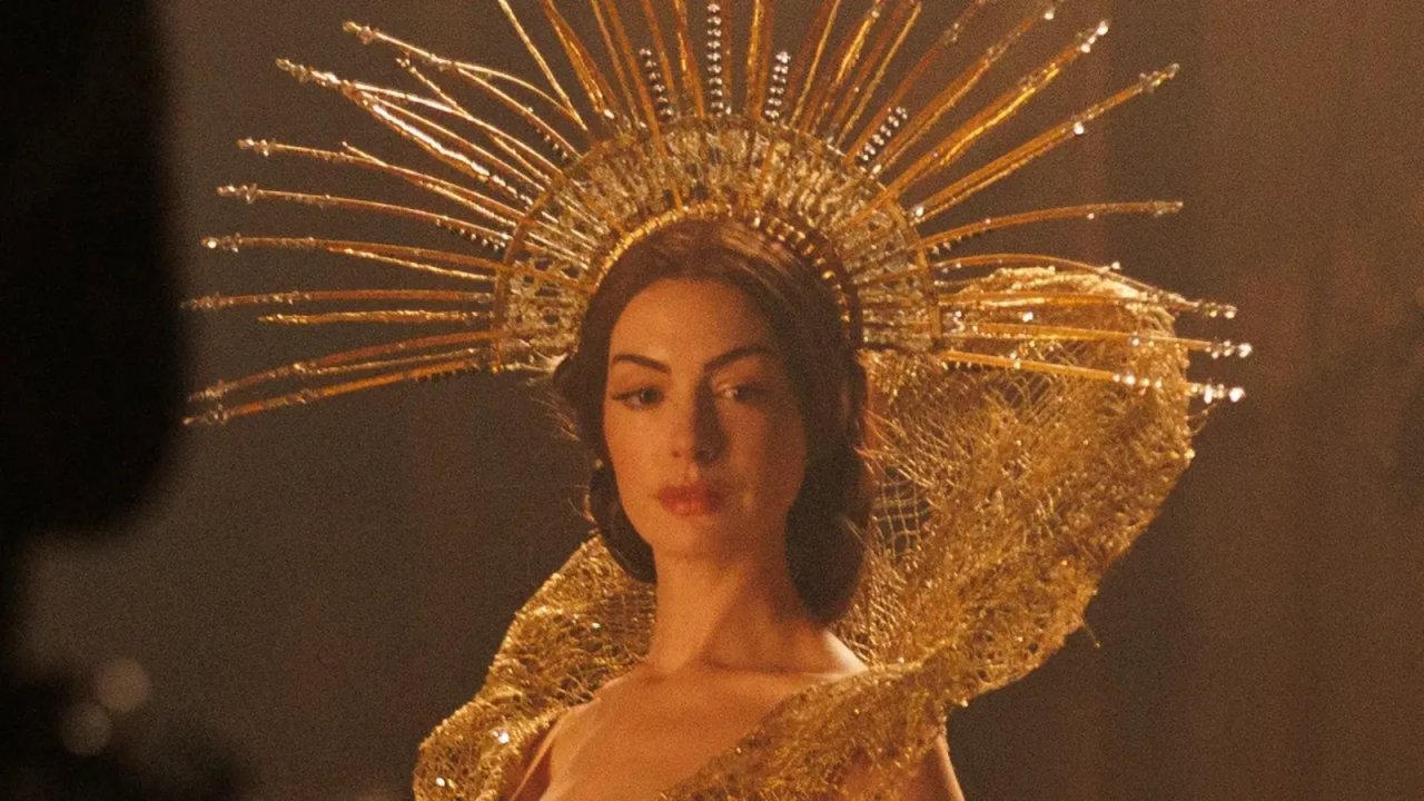 Anne Hathaway accusata di blasfemia dai fan per il vestito di Mother Mary: "Opera di Satana"