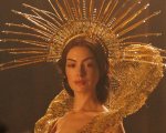 Anne Hathaway accusata di blasfemia dai fan per il vestito di Mother Mary: 'Opera di Satana'