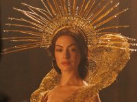 Anne Hathaway accusata di blasfemia dai fan per il vestito di Mother Mary: 'Opera di Satana'