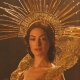 Anne Hathaway accusata di blasfemia dai fan per il vestito di Mother Mary: 'Opera di Satana'