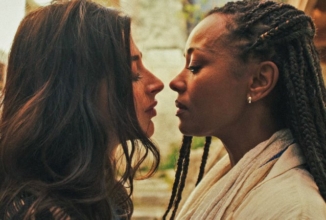 A Year in London, recensione: una romcom LGBTQ+ volonterosa che sconfina nella soap