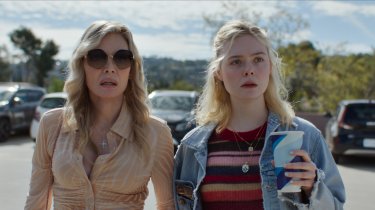 Margo Ha Problemi Di Soldi Michelle Pfeiffer Elle Fanning Scena Serie Tv Apple Tv