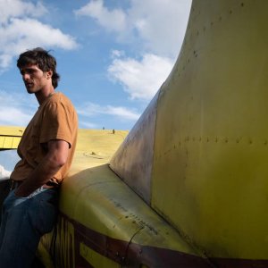 Dog Stars - Guidati dalle stelle, Jacob Elordi appoggiato a un aereo