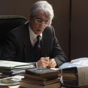 La camera di consiglio: Sergio Rubini alla scrivania