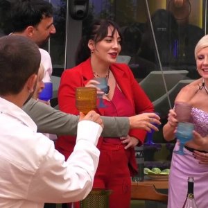 Antonella Elia brinda alla finale