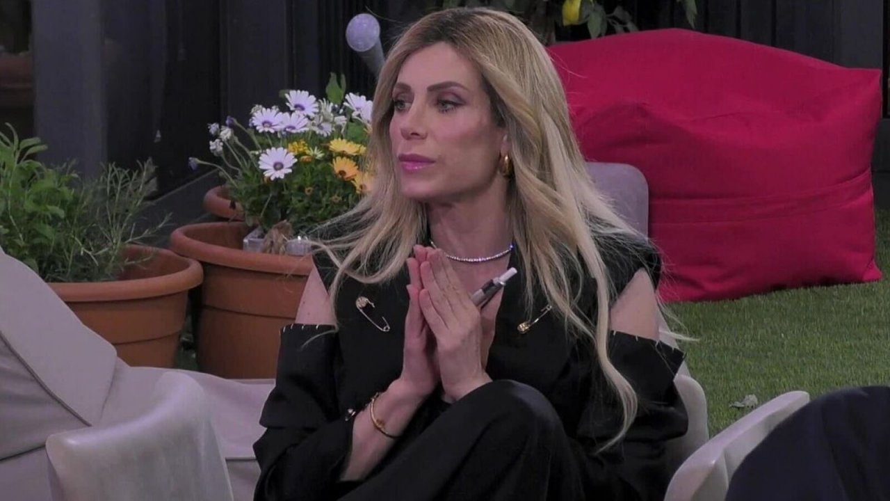 Antonella Elia finalista al GF Vip, Paola Caruso attacca: “La denuncio”