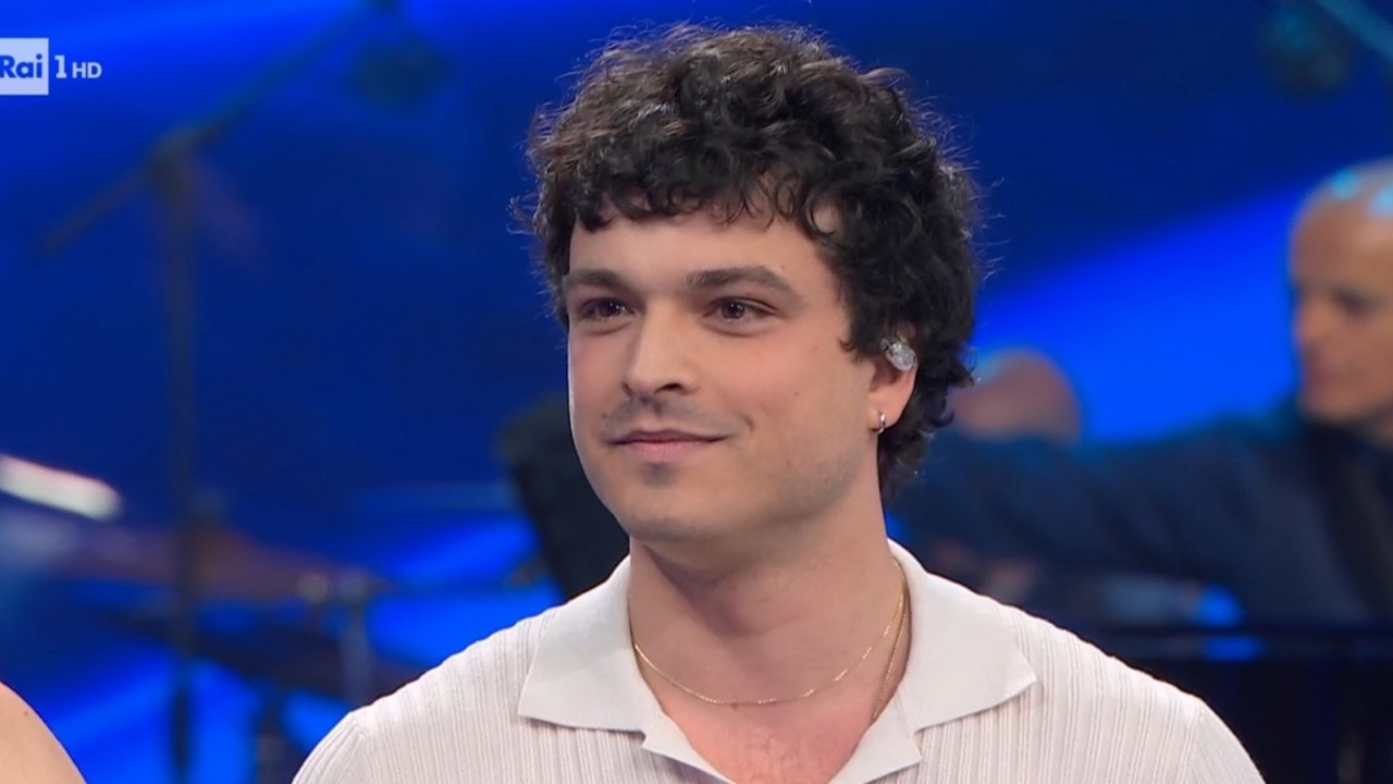 Canzonissima, quinta puntata: Leo Gassmann vince con “Un senso”, Arisa si commuove