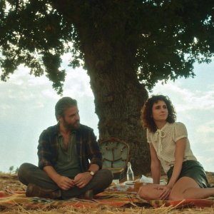 Eva: Carol Duarte e Edoardo Pesce sotto un albero